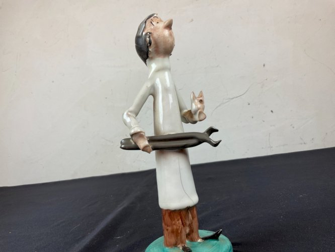 figurine statue de dentiste l arracheur de dent en porcelaine