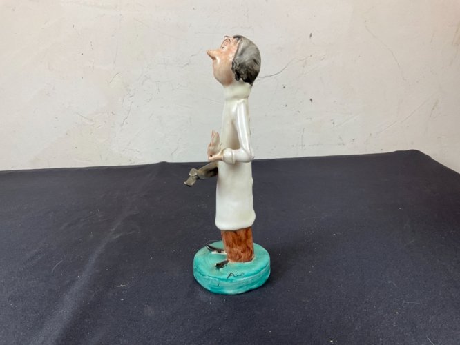 figurine statue de dentiste l arracheur de dent en porcelaine