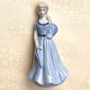 Figurine / Statue of a woman in blue and white porcelain with gold.
