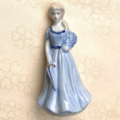 Figurine / Statuette de femme en porcelaine bleue et blanche et or