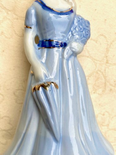 Figurine / Statuette de femme en porcelaine bleue et blanche et or