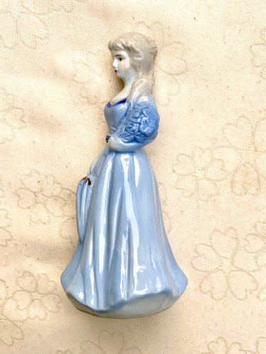 Figurine / Statuette de femme en porcelaine bleue et blanche et or