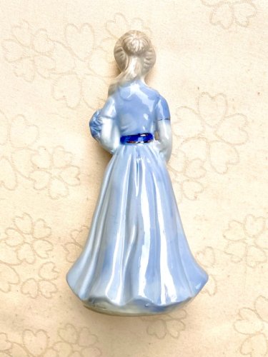 Figurine / Statuette de femme en porcelaine bleue et blanche et or