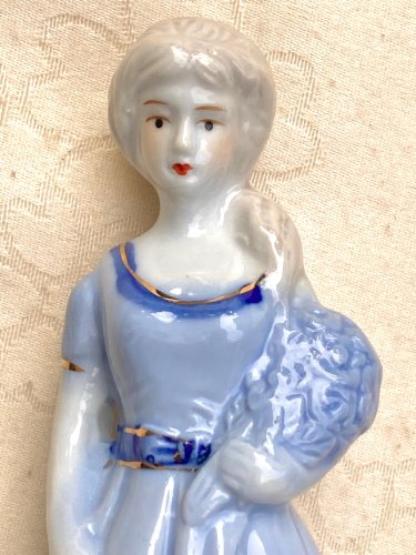 Figurine / Statuette de femme en porcelaine bleue et blanche et or