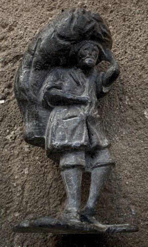 figurine statuette personnage en plomb XVIIIe paysan au labeur scène de portage