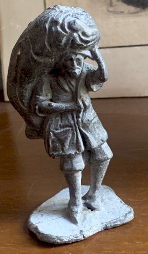 figurine statuette personnage en plomb XVIIIe paysan au labeur scène de portage
