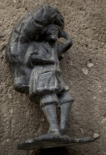 figurine statuette personnage en plomb XVIIIe paysan au labeur scène de portage