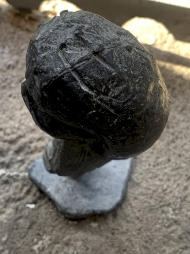 figurine statuette personnage en plomb XVIIIe paysan au labeur scène de portage