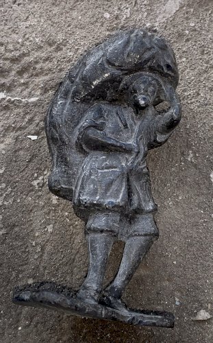 figurine statuette personnage en plomb XVIIIe paysan au labeur scène de portage