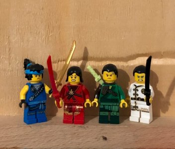Figurines Lego et épées