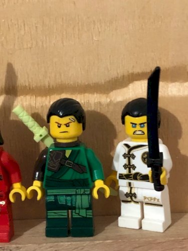 Figurines Lego et épées