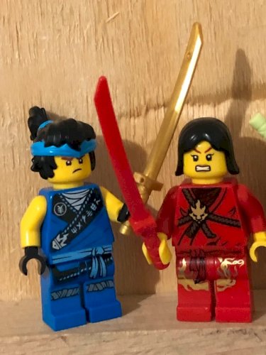 Figurines Lego et épées