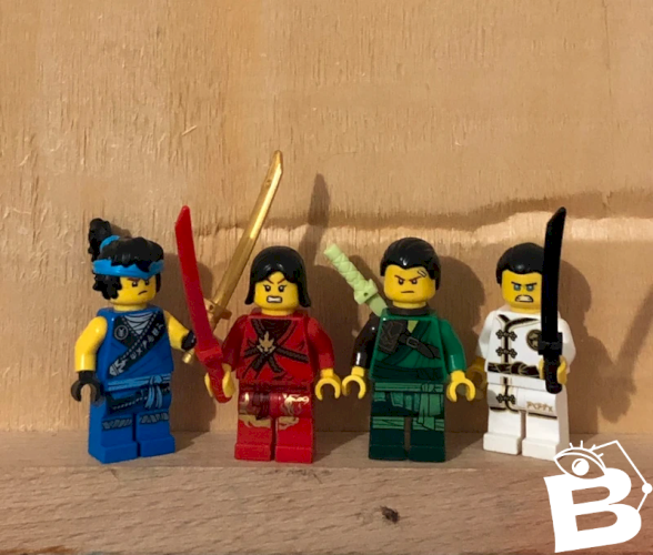 Figurines Lego et épées