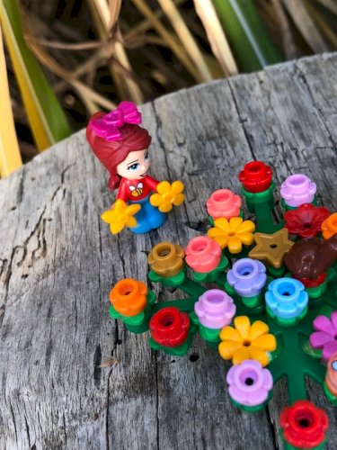 Figurines Lego Friends au jardin