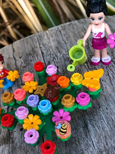 Figurines Lego Friends au jardin