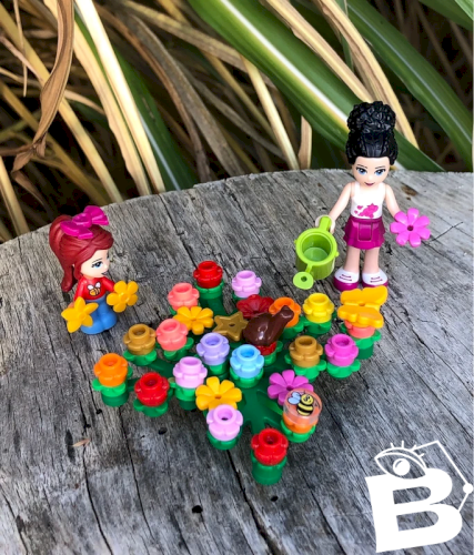 Figurines Lego Friends au jardin