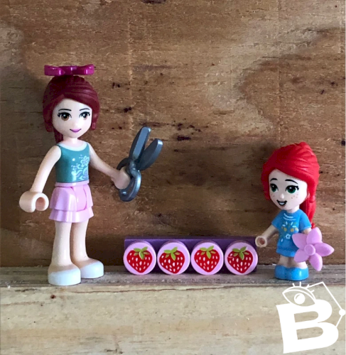 Figurines Lego Friends cueillent des fraises