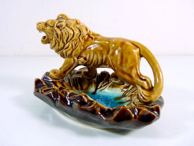 Fine sculpture en porcelaine LYON sur socle, pas de signature TBE