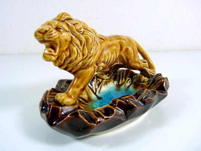 Fine sculpture en porcelaine LYON sur socle, pas de signature TBE