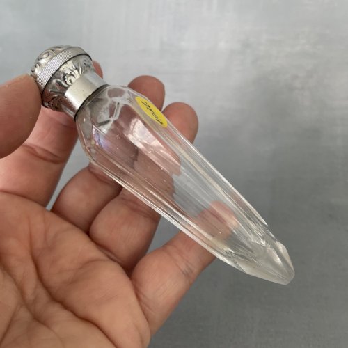 Fiole flacon de pamoison flacon a sel ou parfum en verre moulé