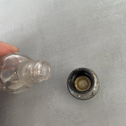 Fiole flacon de pamoison flacon a sel ou parfum en verre moulé