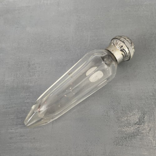 Fiole flacon de pamoison flacon a sel ou parfum en verre moulé