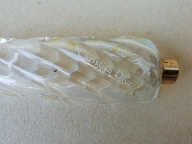 flacon à parfum ancien Miss Dior par Christian Dior, verre épais pressé moulé manque le bouchon