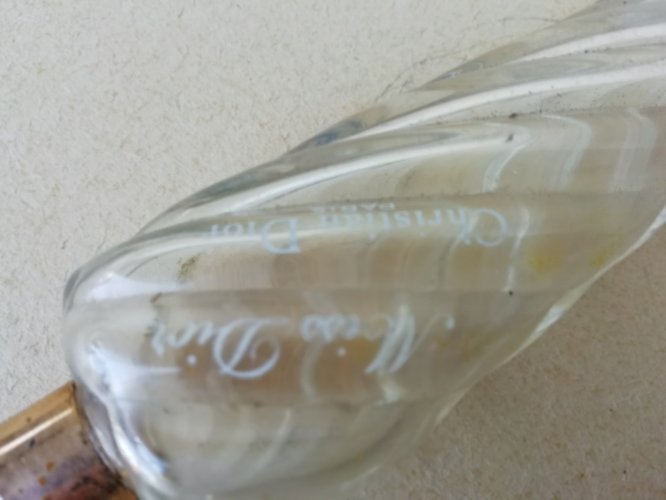 flacon à parfum ancien Miss Dior par Christian Dior, verre épais pressé moulé manque le bouchon