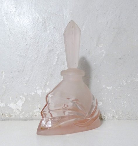 Flacon à parfum Art Déco en verre dépoli rose avec bouchon taillé