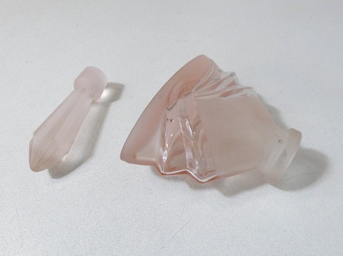 Flacon à parfum Art Déco en verre dépoli rose avec bouchon taillé