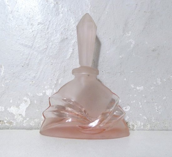 Flacon à parfum Art Déco en verre dépoli rose avec bouchon taillé