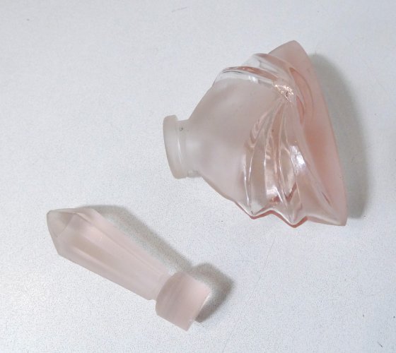 Flacon à parfum Art Déco en verre dépoli rose avec bouchon taillé