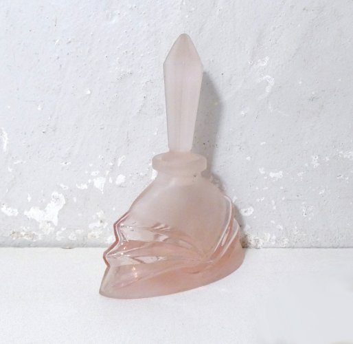 Flacon à parfum Art Déco en verre dépoli rose avec bouchon taillé