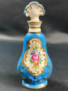 Porcelain perfume bottle from Limoges with polychrome floral decoration and gold in Sèvres style.