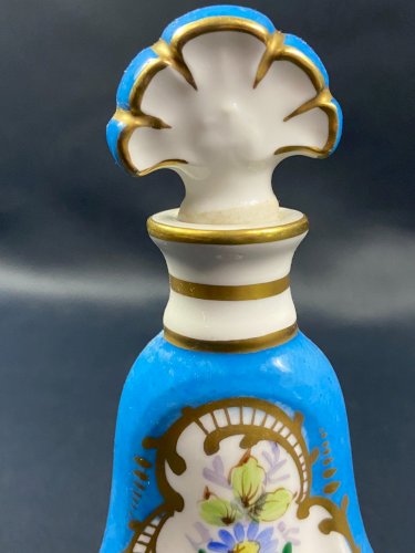 Flacon à parfum porcelaine de Limoges décor floral polychrome et or style Sèvres