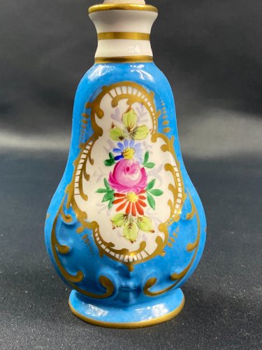 Flacon à parfum porcelaine de Limoges décor floral polychrome et or style Sèvres