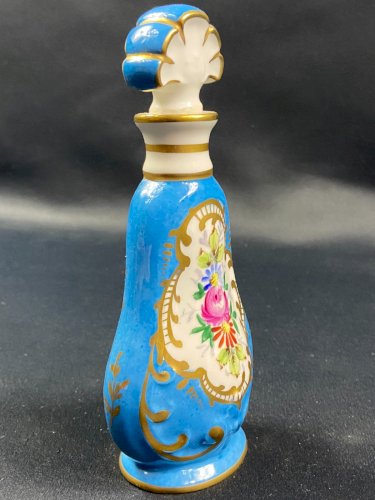 Flacon à parfum porcelaine de Limoges décor floral polychrome et or style Sèvres