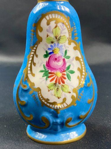 Flacon à parfum porcelaine de Limoges décor floral polychrome et or style Sèvres