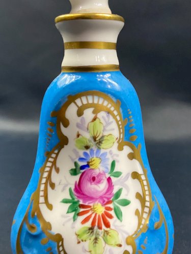 Flacon à parfum porcelaine de Limoges décor floral polychrome et or style Sèvres