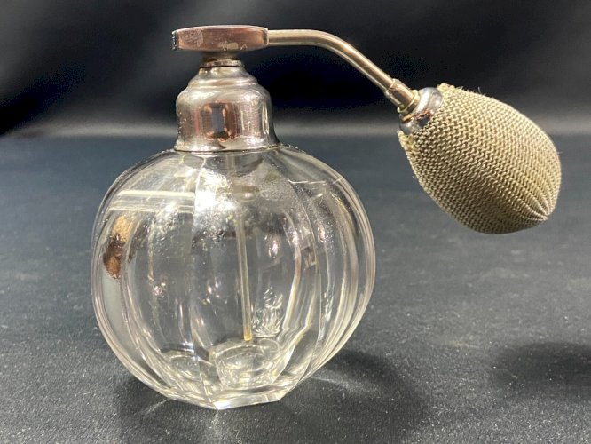 Flacon à parfum vaporisateur en cristal signé Baccarat
