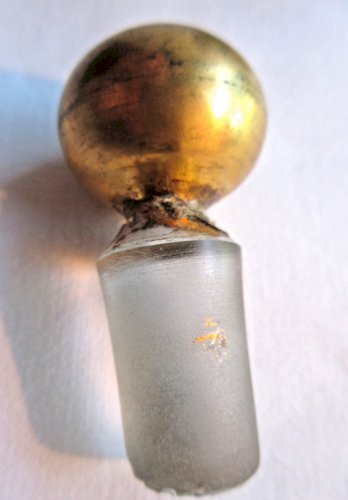 Flacon à parfum XIXème, cristal vert à 6 cabochons sur fond de dorures, N°2