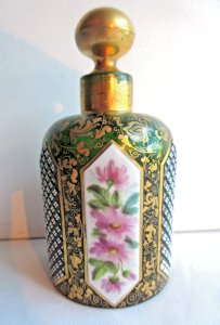 Flacon à parfum XIXème, cristal vert à 6 cabochons sur fond de dorures, signé XX