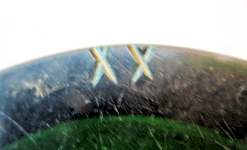 Flacon à parfum XIXème, cristal vert à 6 cabochons sur fond de dorures, signé XX