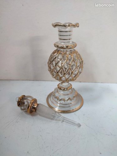 Flacon ancien en verre avec dorure en bon etat (made in chiner)