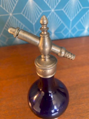 Flacon de parfum ancien, vaporisateur, époque art déco, signé , et daté de 1927.