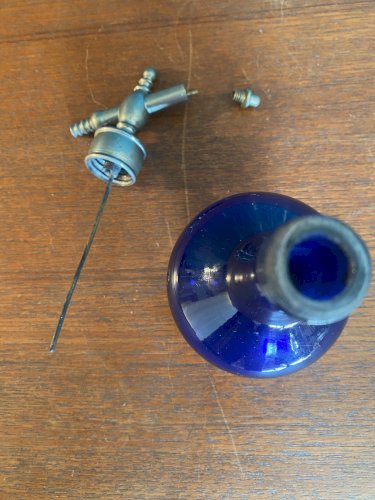 Flacon de parfum ancien, vaporisateur, époque art déco, signé , et daté de 1927.