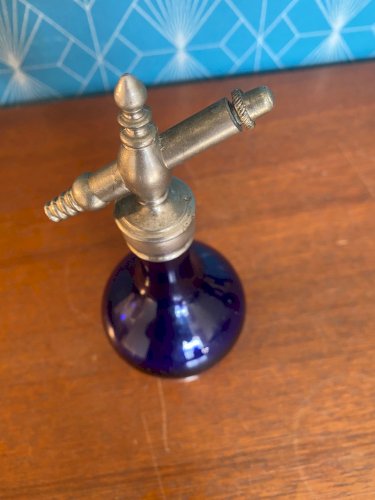 Flacon de parfum ancien, vaporisateur, époque art déco, signé , et daté de 1927.