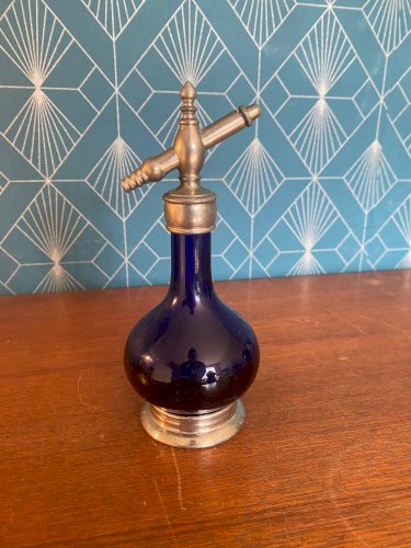 Flacon de parfum ancien, vaporisateur, époque art déco, signé , et daté de 1927.