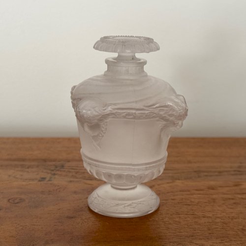 Flacon de parfum par René Lalique bouquet de faunes en verre pressé M3403