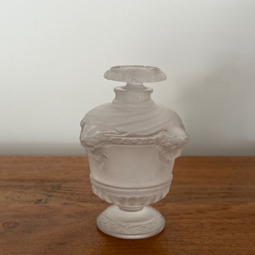 Flacon de parfum par René Lalique bouquet de faunes en verre pressé M3403